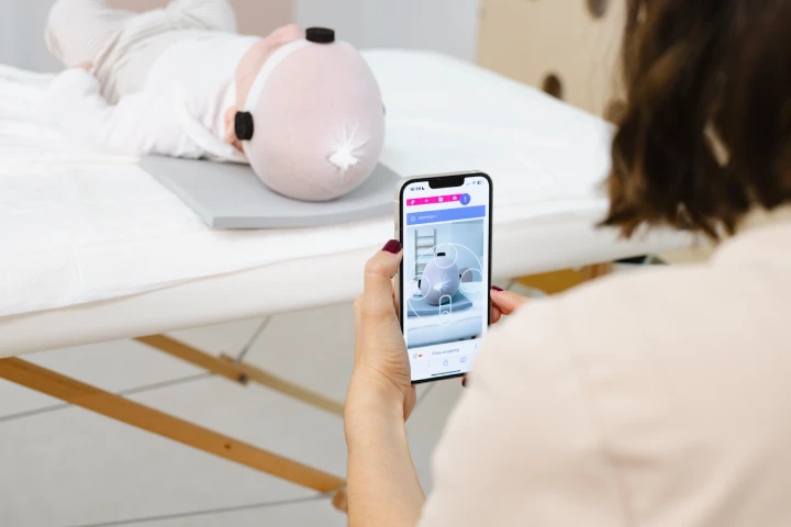 Vista desde detrás de cómo mide la fisio pediátrica