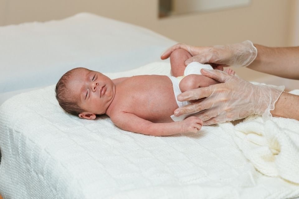 Fisioterapeuta haciendo valoración de un bebé