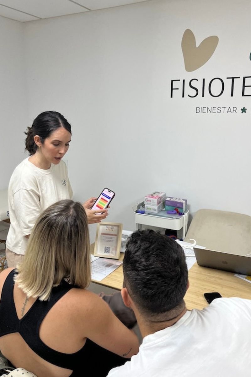 La fisioterapeuta de la clínica, crecer sin límites, mostrando a una familia la evolución de la cabeza de su bebé